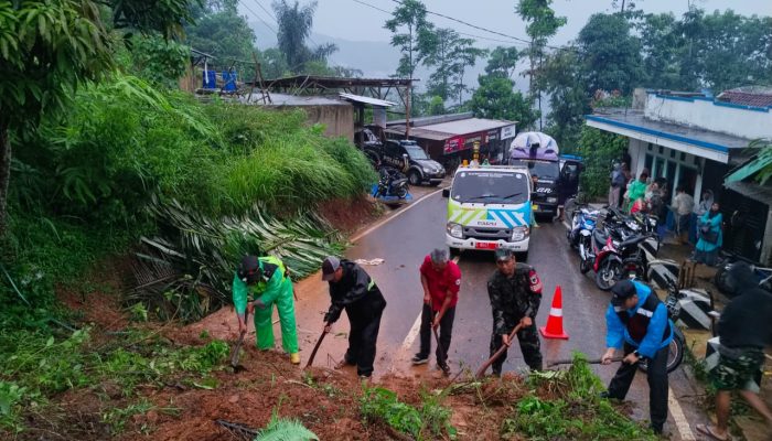 Polsek Pakenjeng Cek TKP Tanah Longsor di Jalan Raya Pakenjeng–Bungbulang