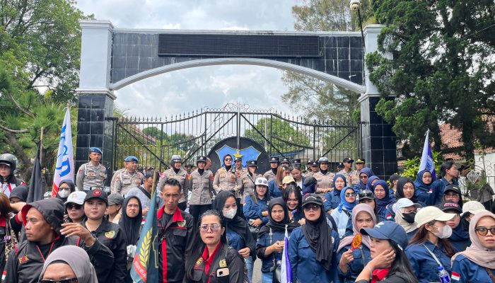 Polwan Polres Garut Lakukan Pengamanan Aksi Unjuk Rasa Secara Humanis