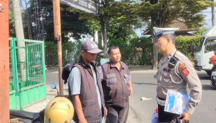 Sat Lantas Polres Garut Himbau Pengendara Agar Tidak Merokok Saat Berkendara