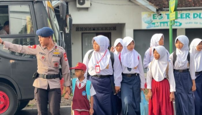 Bus Sekolah Gratis Sat  Brimob Polda Jabar Selalu Jadi Kebanggaan Warga Tasikmalaya