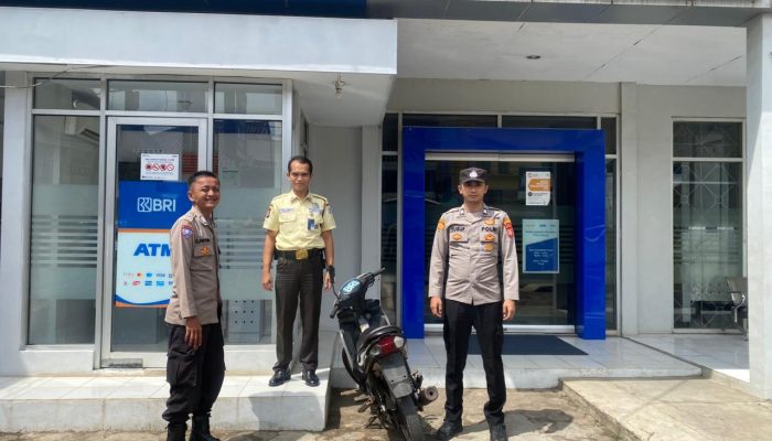 Sambangi Objek Vital Perbankan, Personil Polsek Cikijing Berikan Imbauan Kepada Security