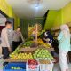 Jaga Sitkamtibmas Tetap Kondusif, Bhabinkamtibmas Polsek Cikijing Laksanakan Patroli dan Sambangi Pedagang Buah