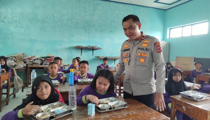 Polsek Kasokandel Lakukan Monitoring Penyaluran Perdana Program MBG di SDN 1 Gandasari