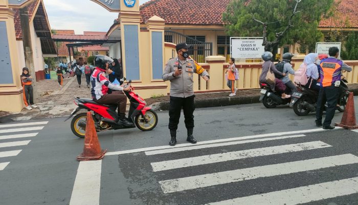Wujudkan Pelayanan Prima, Kapolsek Majalengka Kota Pimpin Langsung Pengaturan Lalu Lintas di Depan Sekolah