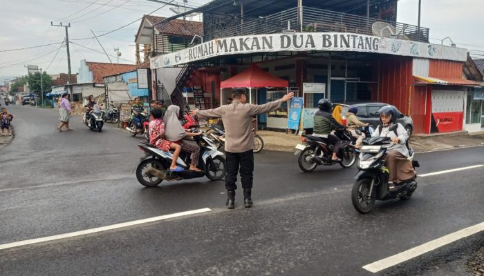 Polsek Bantarujeg Polres Majalengka Laksanakan Kegiatan Pengaturan Arus Lalu Lintas Presisi untuk Memantapkan Pemeliharaan Kamtibmas