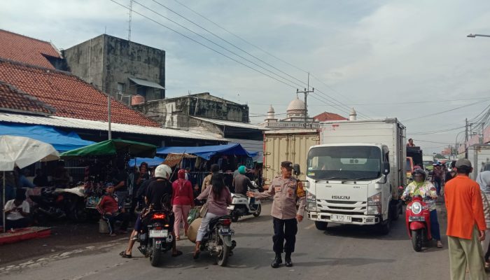 Kapolsek Jatiwangi Laksanakan Gatur Lalin Pagi Untuk Layani Warga dan Antisipasi Kemacetan