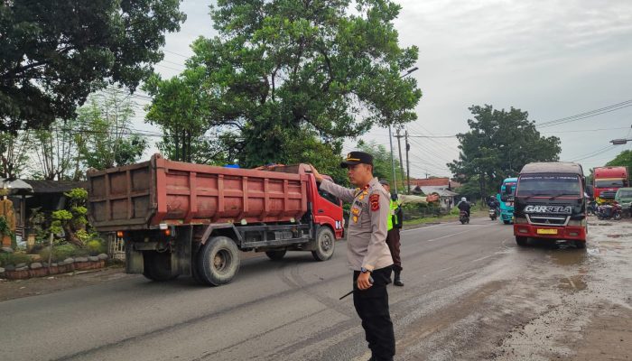 Polsek Kasokandel Laksanakan Pengaturan Lalu Lintas untuk Wujudkan Kenyamanan Pengguna Jalan