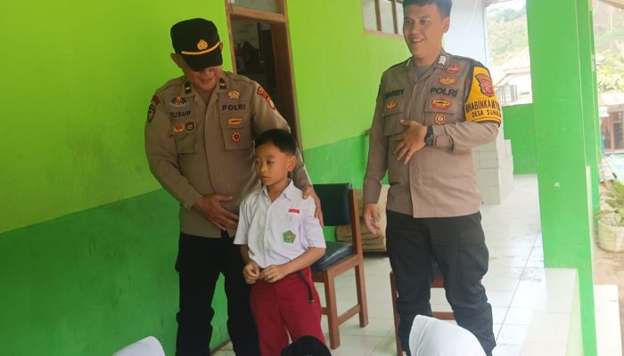 Polisi Sahabat Anak, Personil Polsek Cikijing Berikan Edukasi dan Motivasi Kepada Siswa-Siswi MI PUI Kancana