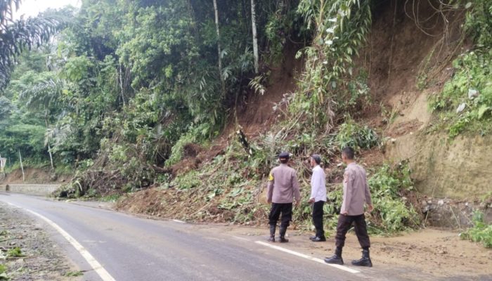 Polsek Caringin Cek Lokasi Tanah Longsor di Jalan Raya Caringin–Bungbulang, Pastikan Keamanan dan Kelancaran Arus Lalu Lintas