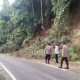 Polsek Caringin Cek Lokasi Tanah Longsor di Jalan Raya Caringin–Bungbulang, Pastikan Keamanan dan Kelancaran Arus Lalu Lintas