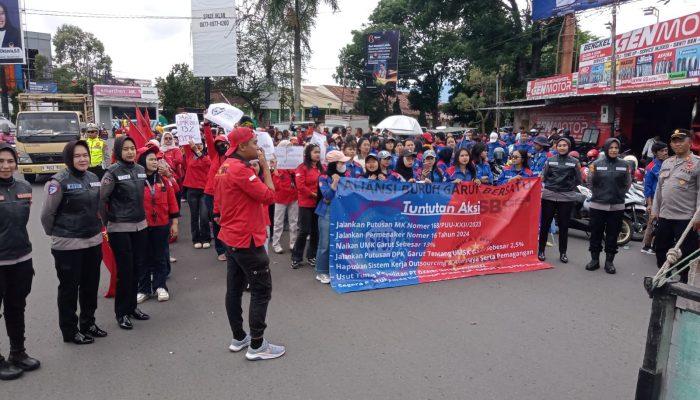 Polres Garut Kawal Aksi Buruh dengan Humanis