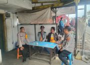 Personil Polsek Cikijing Ajak Warga Desa Sukamukti Untuk Berperan Aktif dalam Menjaga Kamtibmas  Majalengka – Ps. Panit Samapta l Polsek Cikijing Polres Majalengka Polda Jabar, Aiptu Eman Subagja bersama Bhabinkamtibmas Bripka Kurdiyanto melaksanakan patroli dan menyambangi warga di Desa Sukamukti, Kecamatan Cikijing, Kabupaten Majalengka guna antisipasi gangguan kamtibmas di wilayah hukum Polsek Cikijing, Kamis (13/11/2025).  Kegiatan sambang ini merupakan rutinitas untuk mendekatkan diri dengan masyarakat dan deteksi dini dalam rangka pemeliharaan kamtibmas di wilayah hukum Polsek Cikijing.  Kegiatan semacam ini juga termasuk salah satu sarana yang digunakan oleh Petugas demi terjalinnya keakraban atau kedekatan antara masyarakat dengan anggota Polisi,” ucap Aiptu Eman.  Di tempat terpisah, Kapolres Majalengka AKBP Willy Andrian, S.H., S.I.K., M.H. melalui Kapolsek Cikijing AKP Asep Rusmawan, S.H. mengatakan, kegiatan ini merupakan langkah untuk mendekatkan diri dengan masyarakat, agar warga merasa dekat dengan Polisi dan tidak merasakan adanya sekat sehingga warga akan lebih mudah berkolaborasi dengan anggota dan turut serta menjaga Kamtibmas di lingkungan serta akan mudah mendapatkan informasi untuk ditindak lanjuti,” ujar Kapolsek.  “Disamping itu, selain sambang warga dan mendengarkan aspirasi dari para warga, setiap anggota juga diminta untuk memberikan imbauan kepada warga agar meningkatkan kewaspadaan serta mengantisipasi segala kemungkinan yang dapat terjadi sewaktu-waktu dan dengan bersama-sama untuk menciptakan lingkungan yang aman.” tambahnya.    #PolriHumanis, #PolriPresisi, #AyoJagaPersatuandanKesatuanBangsa, #CintaKebhinekaan, #spripimpoldajabar, #Spripim.polri, #Humaspoldajabar,