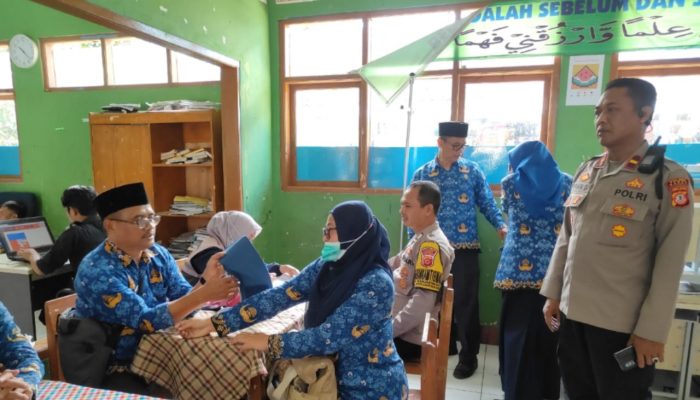 Polsek Banjarwangi Ikuti Donor Darah dalam Rangka HUT PGRI ke-80 di SDN 1 Banjarwangi