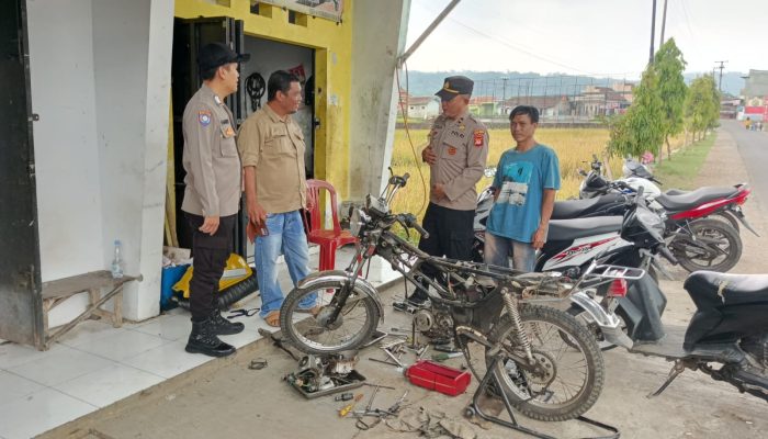 Jaga Harkamtibmas, Personil Polsek Cikijing Sambangi Bengkel Motor di Desa Bagjasari