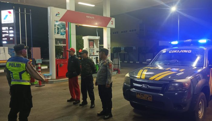 Personil Polsek Cikijing Imbau Security dan Karyawan SPBU Untuk Lebih Waspada Saat Malam Hari