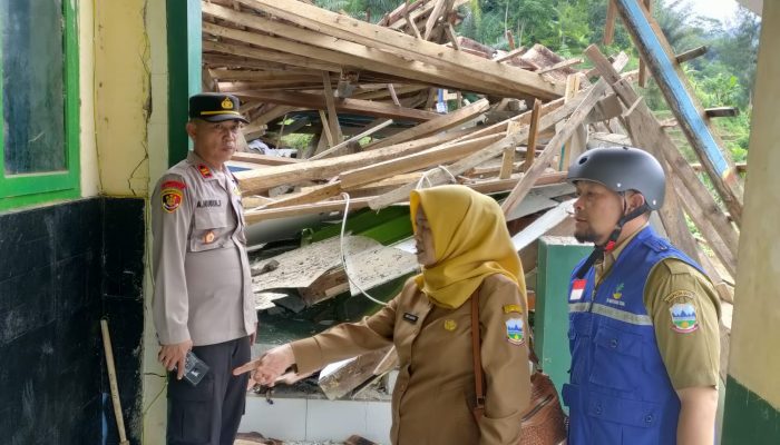 Bangunan Ruang Guru SMP PGRI Talegong Ambruk Akibat Pergeseran Tanah, Kapolsek Talegong Tinjau Lokasi Kejadian