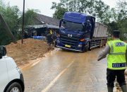 Polsek Cikajang Evakuasi Truk Tergelincir Akibat Jalan Licin