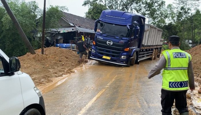 Polsek Cikajang Evakuasi Truk Tergelincir Akibat Jalan Licin