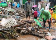 Polsek Cisurupan Bersama BPBD, Damkar, TNI, Forkopimcam dan Warga Evakuasi Material Banjir dan Longsor