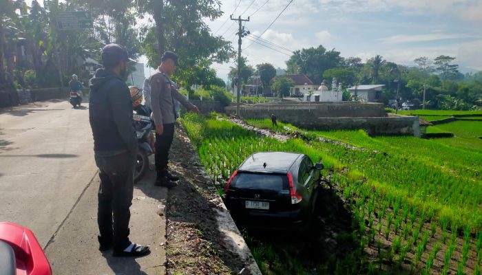 Polsek Leuwigoong Cek TKP Laka Lantas Tunggal, Kendaraan Honda CR-V Masuk Sawah