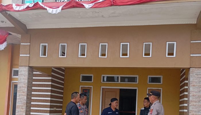 Dialogis Dengan Perangkat Desa Cipulus, Personil Polsek Cikijing Sampaikan Pesan Kamtibmas  Majalengka – Panit Samapta II Polsek Cikijing Polres Majalengka Polda Jabar, IPDA D. Yusuf, S.Sos., M,Si. bersama Ka SPKT II Aipda Mustopa melaksanakan sambang silaturahmi dengan Perangkat Desa Cipulus guna berkoordinasi mengenai perkembangan Kamtibmas serta menjalin hubungan yang baik, Kegiatan ini berlangsung di Kantor Desa Cipulus, Kecamatan Cikijing, Kabupaten Majalengka pada Sabtu (22/11/2025).  Dalam pertemuan tersebut, petugas meminta kepada warga masyarakat Desa Cipulus melalui Perangkat Desa untuk ikut berperan serta membantu Polri dalam menjaga keamanan dan ketertiban masyarakat. Hal ini bertujuan untuk menjaga situasi di wilayah Kecamatan Cikijing agar tetap aman, nyaman dan kondusif.  IPDA D. Yusuf mengungkapkan pentingnya kerjasama antara Polri dan masyarakat dalam menjaga keamanan. Ia berharap, dengan adanya dukungan dari seluruh lapisan masyarakat, Polri dapat lebih efektif dalam menangani berbagai permasalahan Kamtibmas.  Di tempat terpisah, Kapolres Majalengka AKBP Willy Andrian, S.H., S.I.K., M.H. melalui Kapolsek Cikijing AKP Asep Rusmawan, S.H. menegaskan bahwa sinergitas dan kemitraan antara personel Kepolisian dengan aparatur pemerintahan desa sangat penting. Dengan adanya kerjasama yang baik, diharapkan semua permasalahan dan persoalan yang terjadi di Desa dapat diselesaikan dengan baik.   #PolriHumanis, #PolriPresisi, #AyoJagaPersatuandanKesatuanBangsa, #CintaKebhinekaan, #spripimpoldajabar, #Spripim.polri, #Humaspoldajabar,