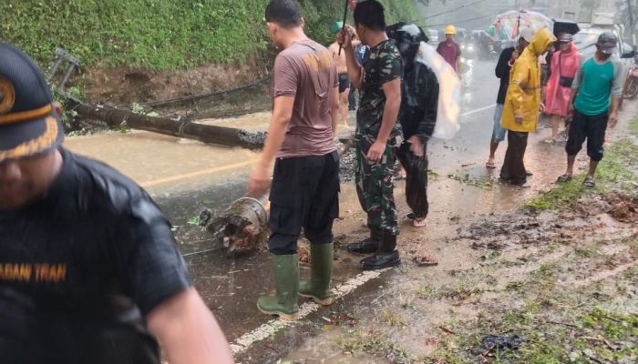 Polisi  Evakuasi Tanah Longsor dan Tiang Listrik Tumbang di Jalan Raya Garut–    Cisompet