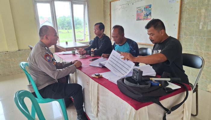 Bhabinkamtibmas Liangjulang Jalin Kedekatan Lewat Sambang ke Balai Desa