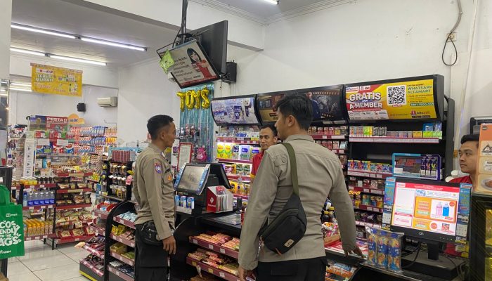 Sambangi Minimarket Alfamart, Personil Polsek Cikijing Sampaikan Imbauan Kamtibmas