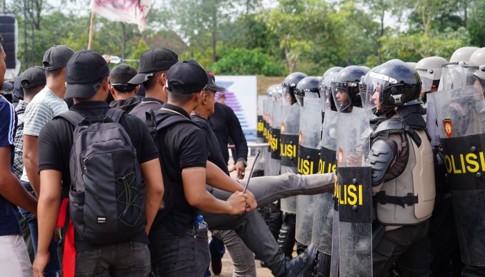 SIMULASI PENANGANAN UNJUK RASA ANARKIS DI APEL KASATWIL 2025,  WUJUD PROFESIONALITAS DAN KESIAPSIAGAAN POLRI