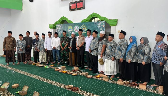 Kapolsek Cikijing Hadiri Pengajian Bulanan FKMT Kecamatan Cikijing di Desa Cipulus