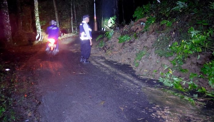 Polsek Cihurip Cek Lokasi Tanah Longsor di Jalur Garut–Pameungpeuk