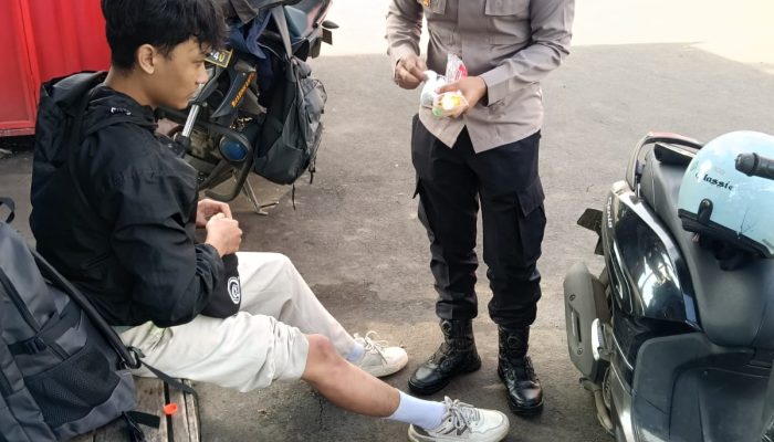 Polisi Gerak Cepat Beri Pertolongan Korban Laka di Pertigaan Ikan Mas