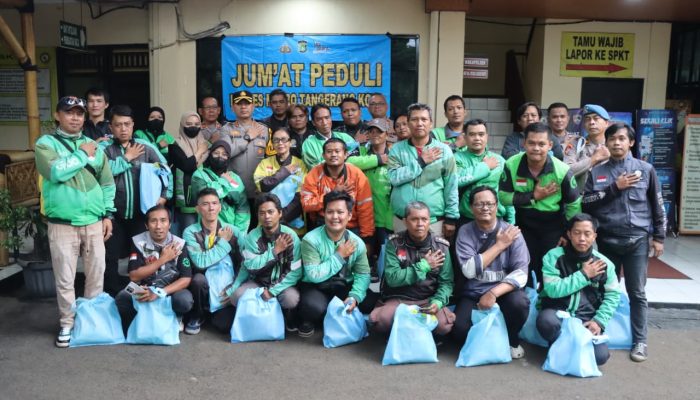 Kapolres Metro Tangerang Kota Bagikan Sembako untuk Pengemudi Ojol dalam Program Jumat Peduli