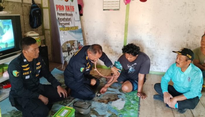 Sidokkes Polres Garut Gelar Pelayanan Kesehatan Proaktif, Warga Wangunjaya Terima Pemeriksaan dan Edukasi Kesehatan