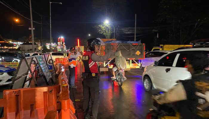 Puncak Arus Balik ke Arah Bandung, Polres Garut Laksanakan 18 Kali One Way Hingga Malam Hari