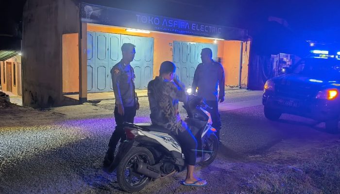 Patroli Malam, Bhabinkamtibmas Jaga Kamtibmas di Desa Malausma