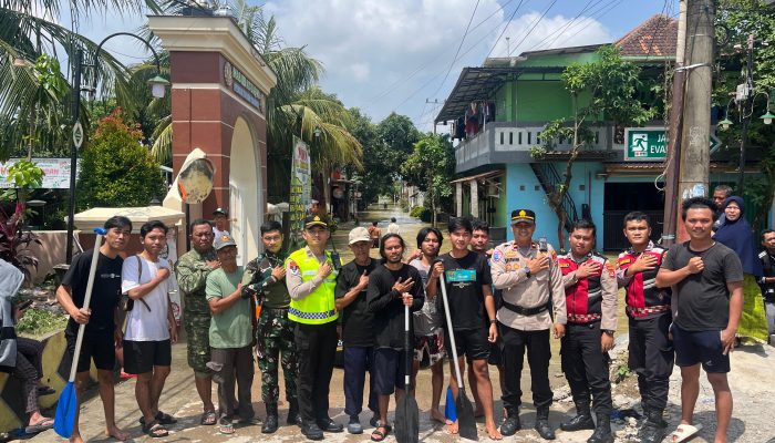 *Personel Polresta Tangerang Pantau Debit Air di Sungai Cidurian dekat Perum Cikande Jayanti*