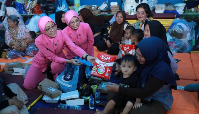 *Ketua Umum Bhayangkari Salurkan Bantuan Lewat Ketua Bhayangkari Daerah Jawa Barat  untuk Korban Longsor  di  Cisarua*