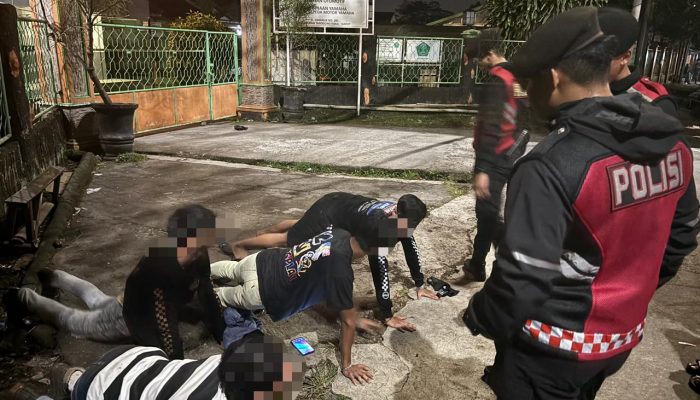 Patroli Dini Hari, Sat Samapta Polres Garut Tertibkan Pemuda Konsumsi Miras di Jalan Ibrahim Adjie
