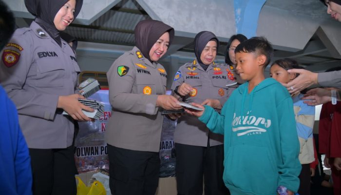 *Guna Pertebal Keimanan ditengah Bencana, Pengungsi Longsor di Cisarua diberikan Peralatan Ibadah oleh Polwan Polda Jabar*