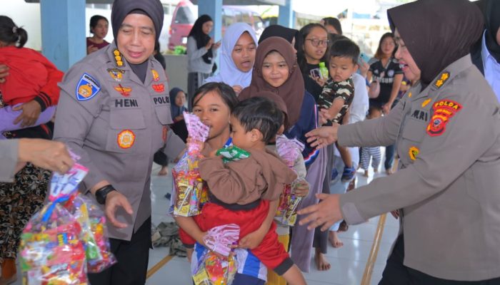 *Polwan Polda Jabar Bagikan Makanan Ringan untuk Anak – Anak  Pengungsi Terdampak Bencana Alam Tanah Longsor di Cisarua*