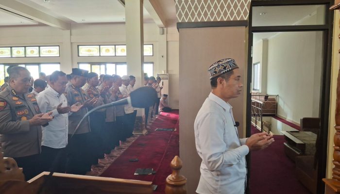 *Polda Jabar Gelar Sholat Ghaib untuk Korban Bencana Longsor di Cisarua*