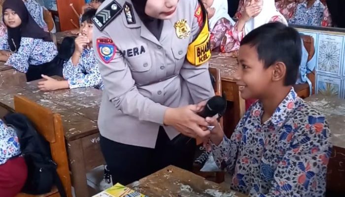 Tanamkan Nilai Moral Sejak Dini, Bhabinkamtibmas Polsek Majalengka Kota Goes To School di SDN Cicurug III