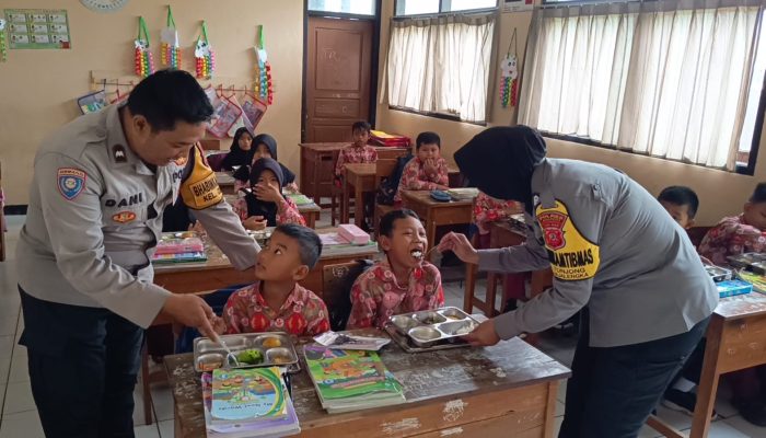 Bhabinkamtibmas Polsek Majalengka Kota Pantau Langsung Pelaksanaan Program Makan Bergizi Gratis di SDN Cicurug III
