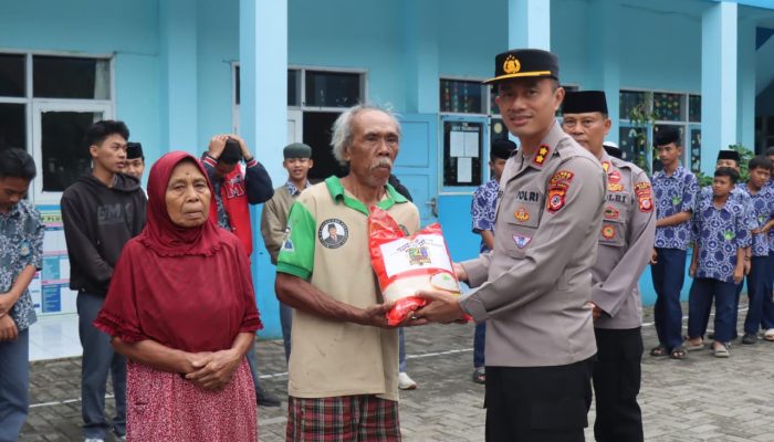 Kapolres Garut Salurkan Beras Kapolda Jabar untuk Warga Kurang Mampu