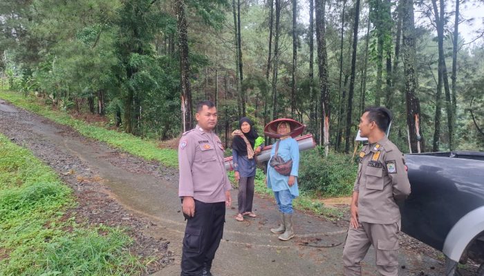 Polisi Hadir di Tengah Warga, Situasi Kondusif Terus Dijaga di Desa Anggrawati