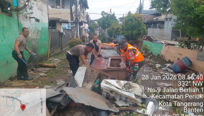 Sinergi TNI–Polri dan Masyarakat, Lingkungan Periuk Damai Dibersihkan Pasca Hujan