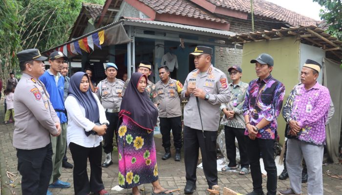 *Tinjau Rumah Roboh di Kresek, Kapolresta Tangerang Pastikan Koordinasi Bantuan Pembangunan Ulang*