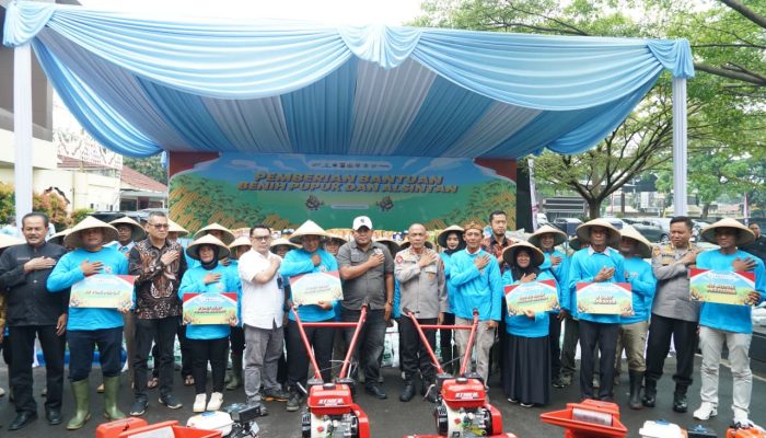 *Dukung Swasembada Pangan 2026, Kapolda Jabar Salurkan Bantuan Alat Pertanian Kepada Kelompok Tani*