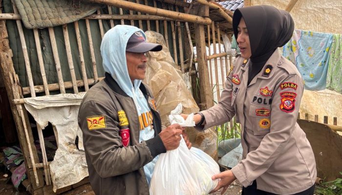 *Personel Polda Jabar Blusukan, Door To Door Salurkan Ribuan Kantong Sembako untuk Penduduk Terdampak Longsor Pasir Langu Kec. Cisarua*